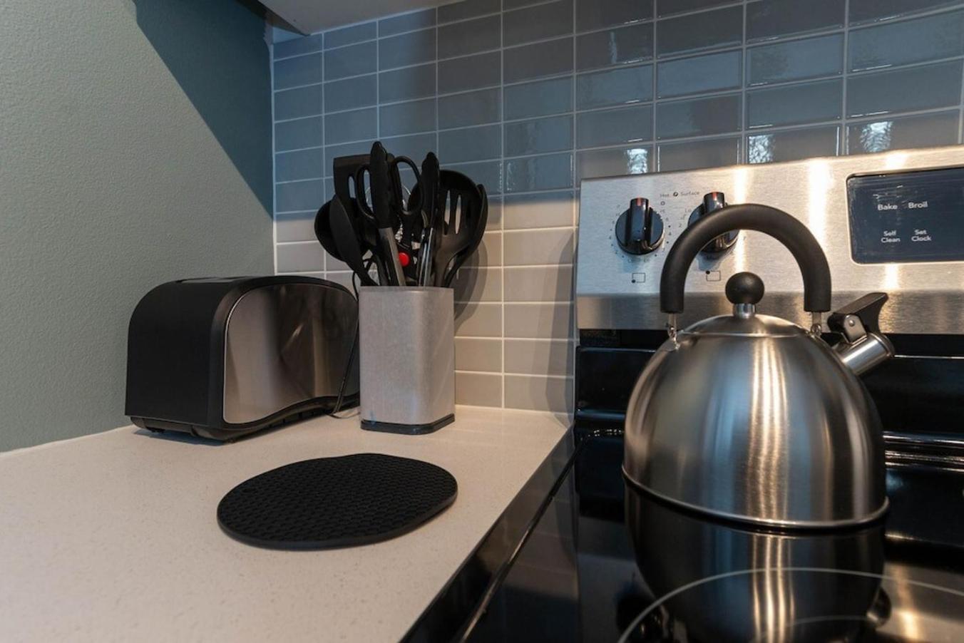 Self Check-In-Washer-Dryer-4Ksmart Tv-King Bed-Gym Tacoma Eksteriør bilde