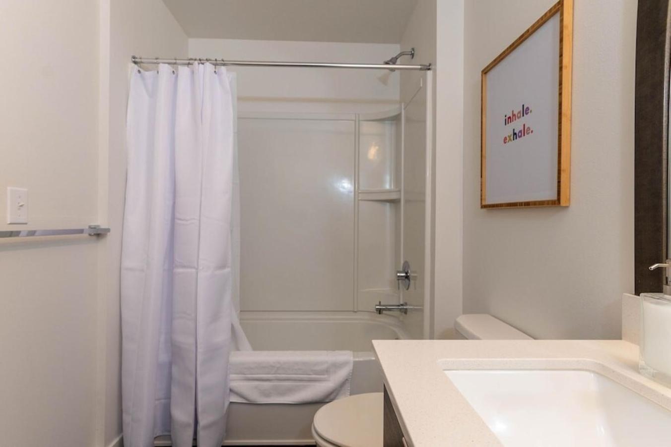 Self Check-In-Washer-Dryer-4Ksmart Tv-King Bed-Gym Tacoma Eksteriør bilde