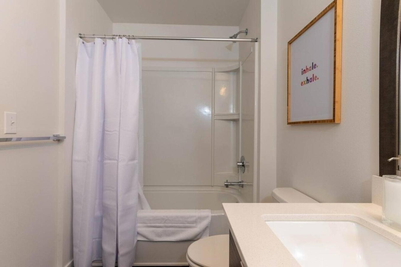 Self Check-In-Washer-Dryer-4Ksmart Tv-King Bed-Gym Tacoma Eksteriør bilde